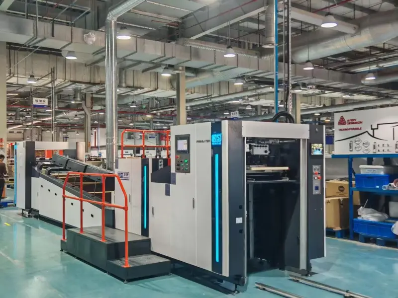 La nueva máquina Star FHSGJ-760, completamente automática, de alta velocidad, para barnizado puntual, se entregó al cliente de Indonesia.